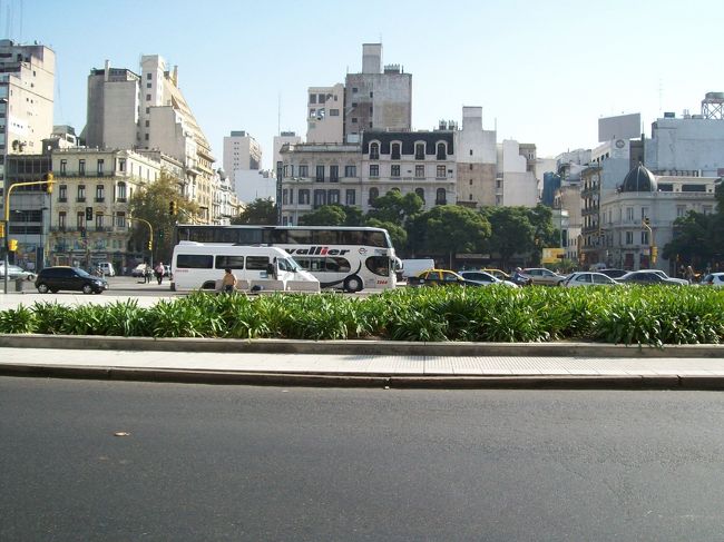 さて今日は・・・<br /><br />まず航空券のリコンファームをしよう。。<br /><br />丁度近くにLAN航空の営業所があったので、街歩きを兼ねて出かけました。<br /><br />←すぐ近くに「7月9日通り」があります。