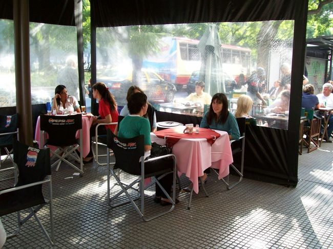 路上の軽食店・・・なかなかおしゃれ。。