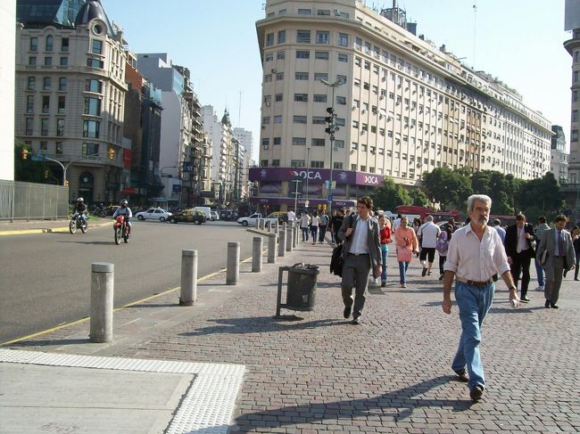 「7月9日通り」を横切ってる道路。<br /><br />そう、7月9日通りは、道幅が御堂筋の3-4倍はあろうか。1回の青信号で渡る切るにはダッシュする必要があり。<br /><br />・・・そんな元気はありませんので、道路の中ほどで１回休みながら横断します。。。<br />