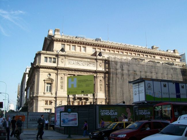 ←コロン劇場<br /><br />歩き方には「イタリア・ミラノのスカラ座に次ぐ世界第二の大きさで、パリのオペラ座と合わせて世界三大劇場と称される」と書いてあった。<br /><br />毎年5月25日が幕開けだそうで、その為か残念ながら改装工事中で閉鎖されていました。<br />