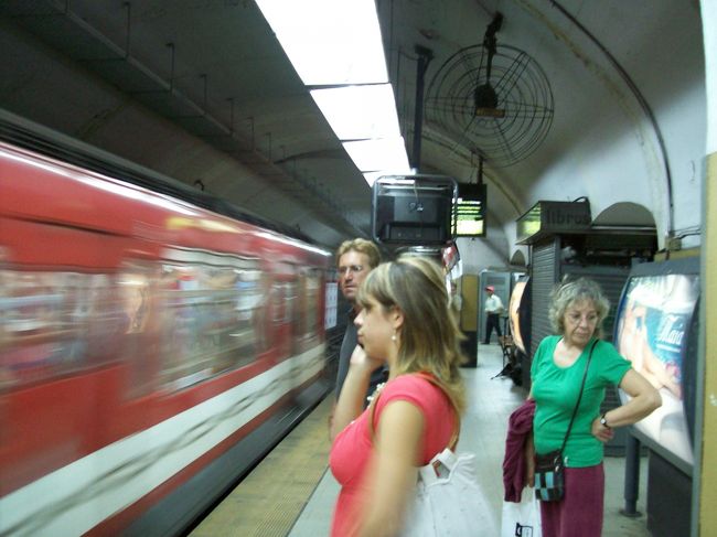 地下鉄で港へ向かい、明後日のウルグアイ・モンテビデオ行き高速船の切符購入に行きます。<br /><br />＊地下鉄代は1回1.1ペソ（30円）。