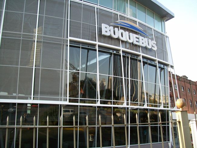 高速船乗場「BUQUEBUS」<br /><br />切符はWEBから簡単に事前購入できるんですが、旅の途中で予定変更になると困るので、船で満席は滅多にないだろうと現地購入。。<br /><br />「BUQUEBUS」のURLです↓<br />http://www.buquebus.com/cache/HomeARG.html　