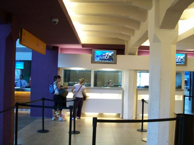 簡単に朝一番の希望便が購入できました。<br /><br />切符代246ペソ（6400円）。モンテビデオまで3時間。<br /><br />購入手続きは・・・<br /><br />切符受付でパスポート提示と希望便を伝えると、待合室で待機。モニタ画面に自分の名前がでたら窓口へ、そこでパスポートと希望便の再確認あり書類をもらう。書類を支払い窓口（写真）へ持って行くと切符を発行してもらえます。<br />所要時間は全部で10〜15分位でした。<br />