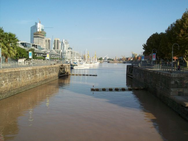 高速船乗場の南横に運河と入り江がありました。
