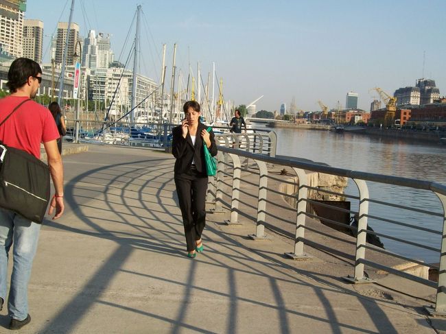 入り江にヨットハーバーも見える。。