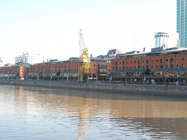 岸側は、レンガ造りの倉庫を改装して、レストランやオープンカフェに変わっていて、プエルト・マデーロ地区の新しい観光スポットにもなっているらしい。　<br /><br />アルゼンチン版のウォータフロントですね。