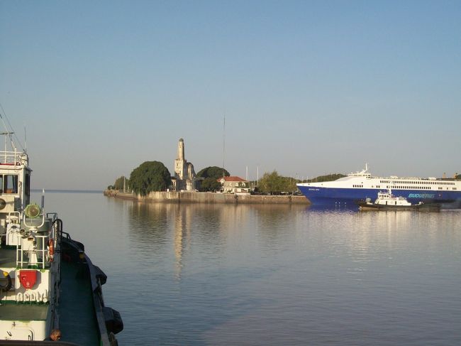 高速船乗場の北側にやってきました。<br /><br />多分ここが大昔からの「ブエノスアイレス港」じゃないでしょうか。<br />戦前戦後のブラジル経由の移民船の最終寄港地がここだろうか。<br />そうなら、遠い昔にもこの風景だったんだろう・・・か。<br />