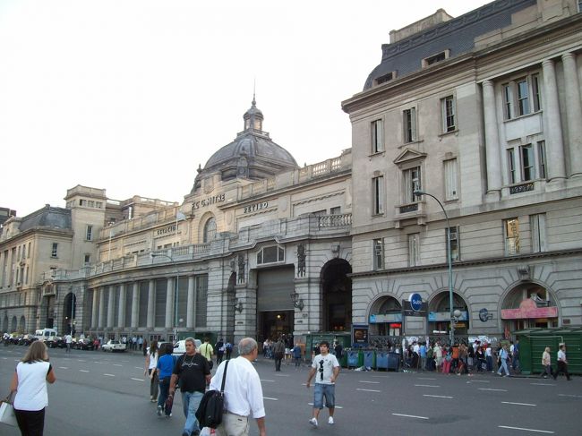 レティーロ駅<br /><br />1915年・・・100年近く前に建てられたらしい。<br />立派な駅舎で、まるで芸術品です。<br />