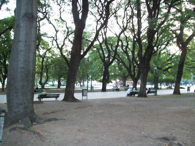 レティーロ駅の斜め前にある「サン・マルティン広場」