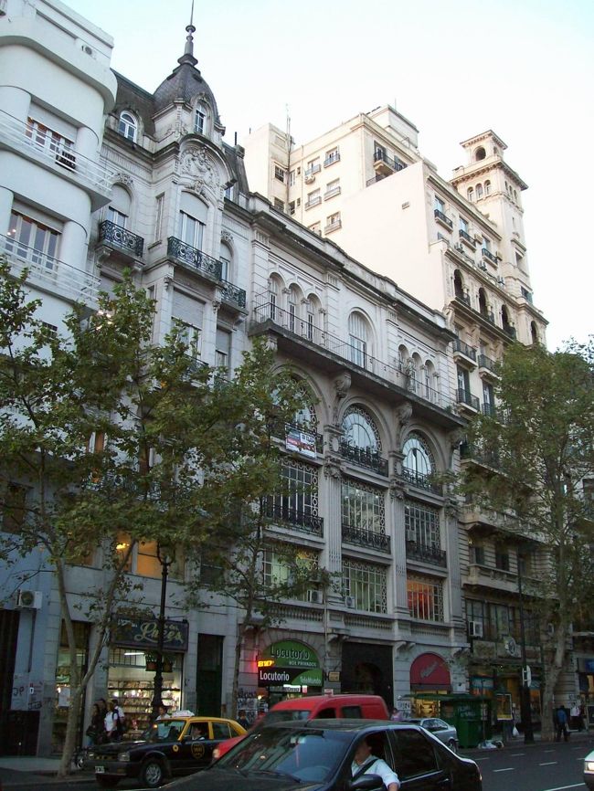 周辺には、立派な歴史あるビルが並んでいました。