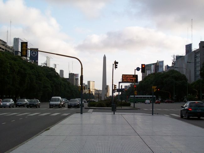 ボカ地区は中心地から少し離れていて、地下鉄は無くバスのみ。<br /><br />7月9日通りにでるとどこかに停留所があるだろうと思ったが、無数にバスがあり、停留所も沢山あって、どれがボカ地区へ行くのかさっぱり解らない。。。<br /><br />通りかかった人に教えてもらいやっとバスに乗れました（7月9日通りの1ブロック西）。切符代1.2ペソ。<br />