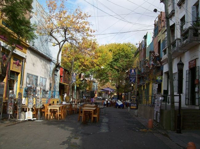 朝早く来すぎたみたいで、まだ観光客は殆どいない。<br /><br />絵画などの出店もこれから準備みたい。。<br />