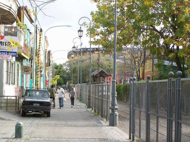 カミニートを一周してから・・・<br /><br />ならば・・・<br />「ボカ・ジュニアーズ・スタジアム」が至近距離にあるので、スタジアム見学へ先に行こう！<br />