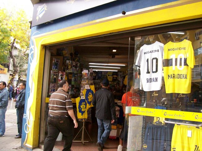 スタジアム周辺には、ボカの公式グッズ店が並んでいて