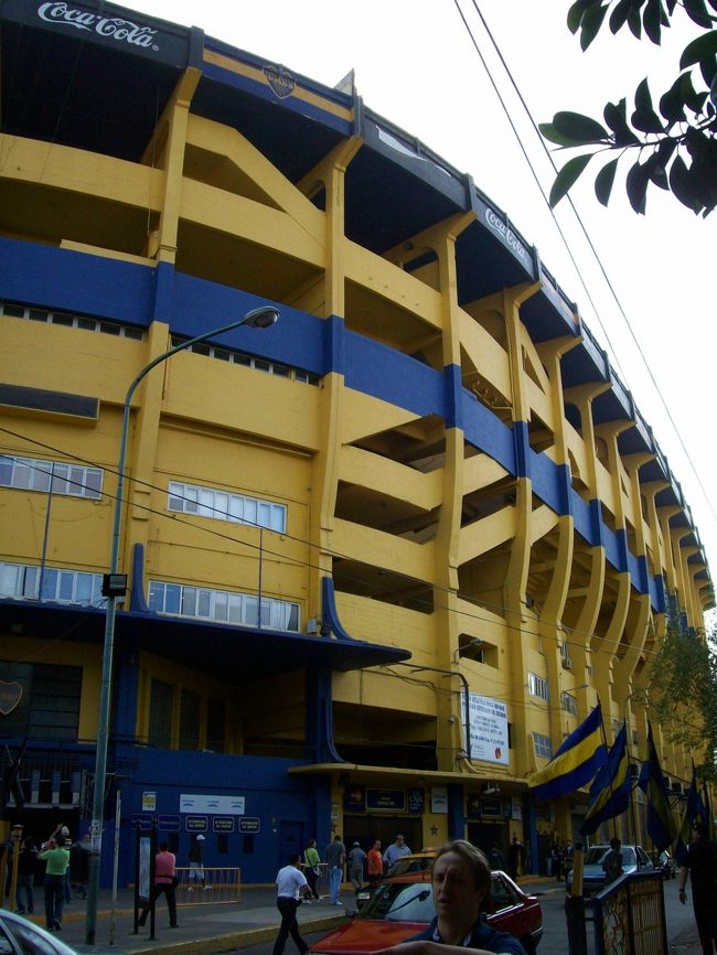 で、所が！！<br />入口の巨大シャッターが故障して開かないらしい・・・係りの人が来て修理するも・・・40分程待ってると、メーカーの人？が来て修理するも・・・ダメで（器具か工具を取りに？）帰ってしまった。。。。<br /><br />こりゃまだ数時間はかかりそう。。。<br /><br />と言うわけで、大勢のスタジアム見学来場者も諦めて帰り始めた。。。。<br />