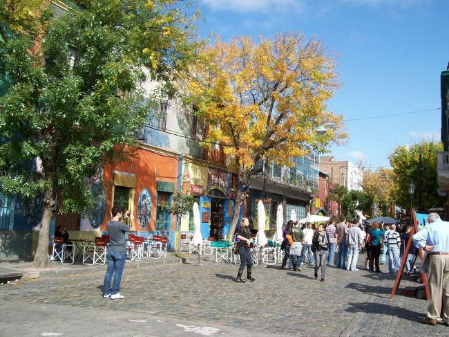 もう昼頃なので、観光客も増えてきました。