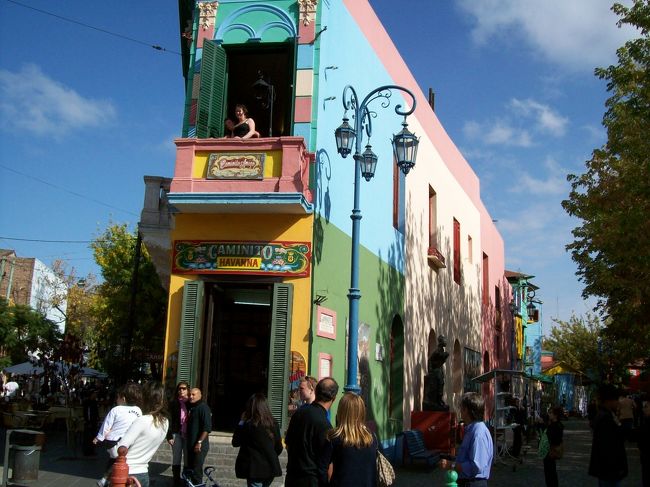 この建物からでした。