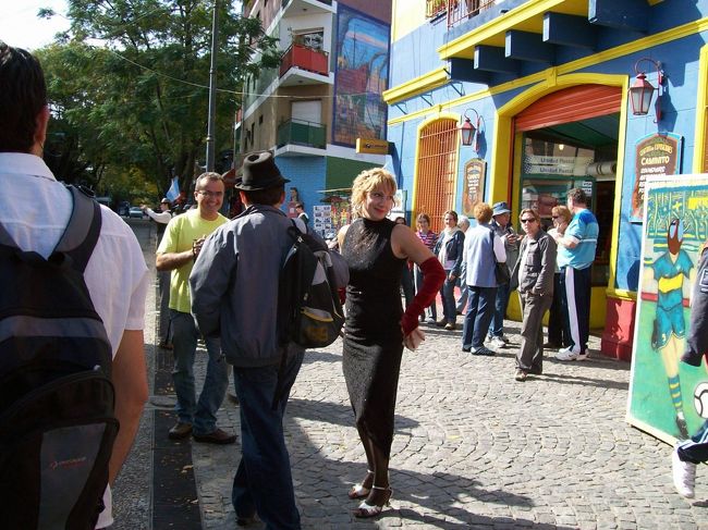 一緒に記念撮影をしてくれる美女もいます（有料）。。