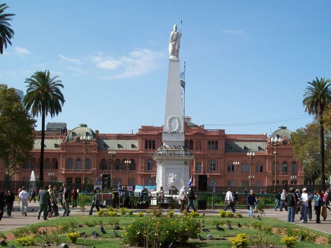 ←5月広場にある「大統領府（カサ・ロサーダ）」<br /><br /><br />バスは「5月広場」の横を通ったので下車。<br />