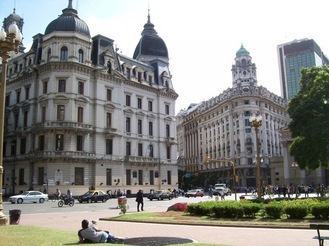 付近はこれまた立派な建物が沢山ありました。。