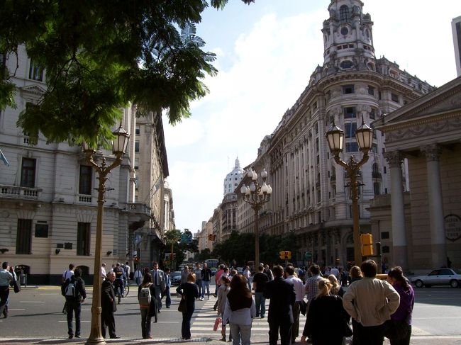 5月広場西端から伸びる、（多分）「5月通り」