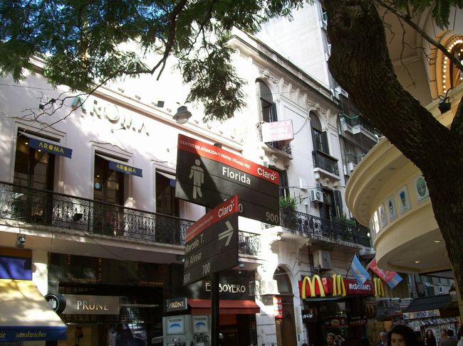 宿で一休みしてから、ブエノスアイレスの一番の繁華街「フロリダ通り」を散策してみました。