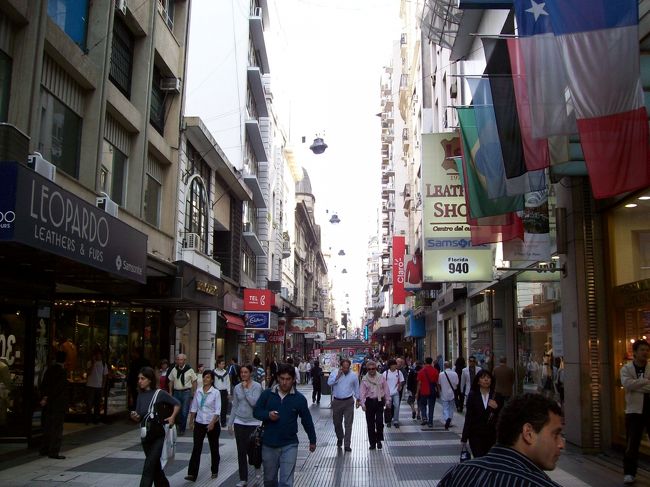 昨日来た「サン・マルティン広場」から西へズゥ〜ッと歩いてみます。