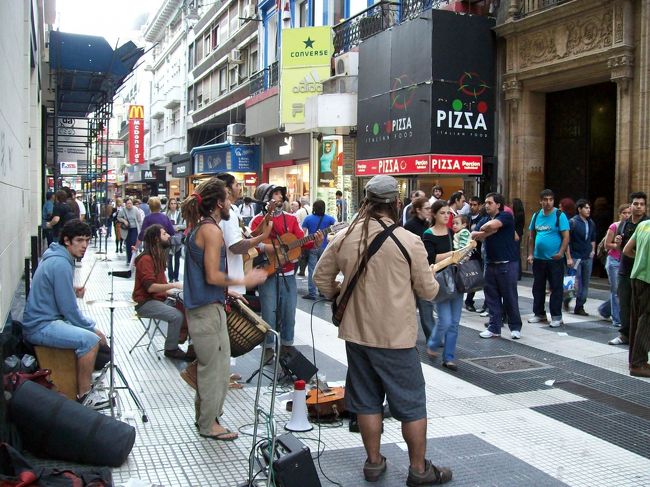 フロリダ通りの音楽家たち<br /><br />来た道（フロリダ通り）を戻っています。<br /><br />色んなミュージシャンがいます。。<br />