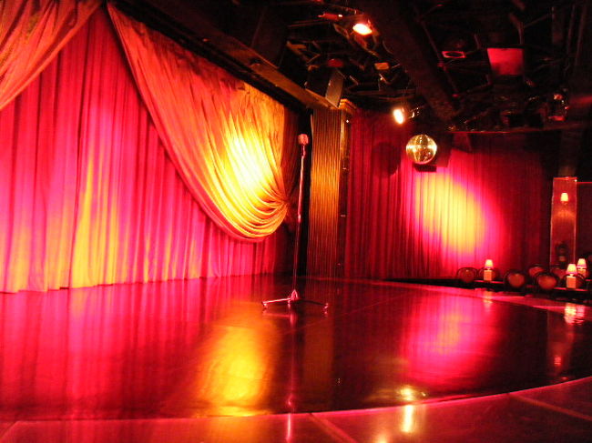 最前列で鑑賞。ステージは、こんな感じです。