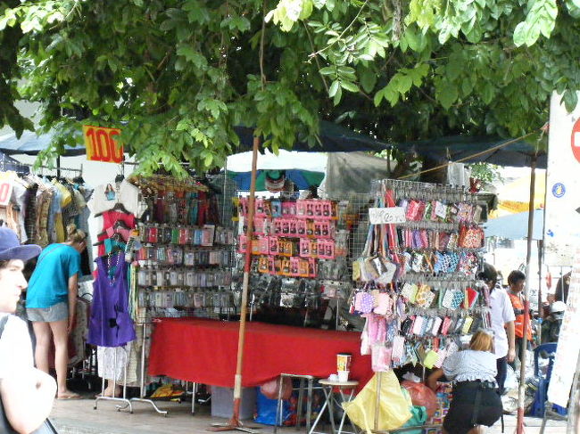 車道に面しているマーケットは開放的ですが…