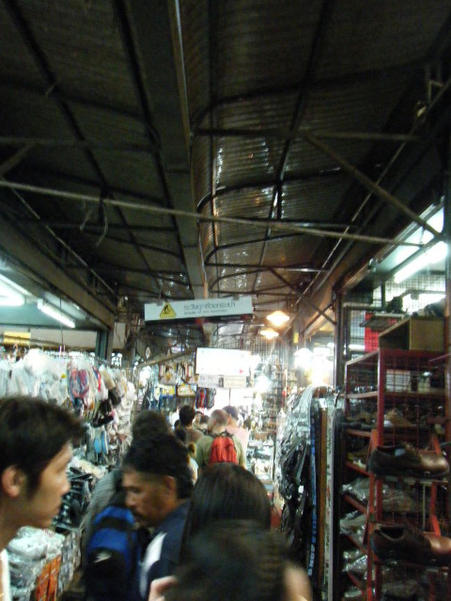 中はこんな感じ。ひしめき合っています。