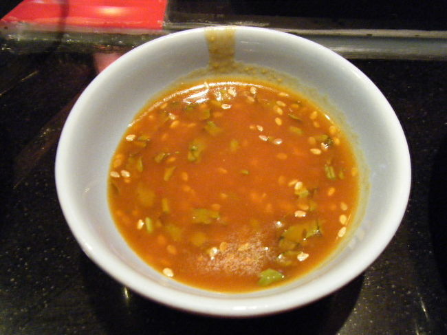 タレ（辛い）につけて、召し上がれ。