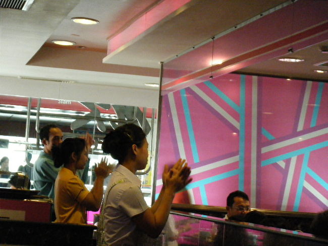 突如、お店の人が踊りだしました。<br />時間によっての、お店のサービスです。