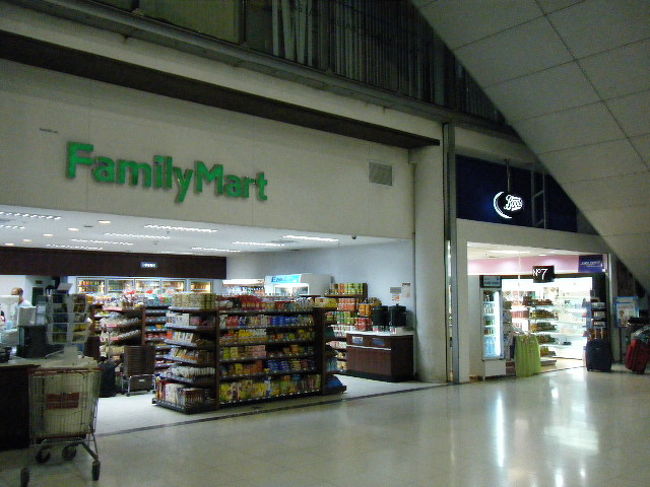 こちらは空港内のファミマ。市内にも、もちろんあります。