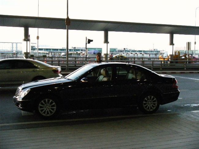 チャーターしたタクシーで空港に到着！