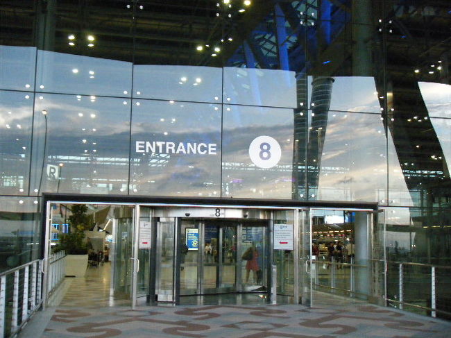 出発ロビーの入口。