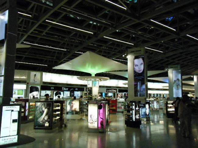 免税店などのお店も、沢山あります。