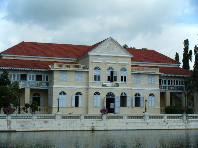 まずはバンパイン宮殿へ。<br />西洋式と中国式、タイ式の建物を観る事ができます。<br />お花も芝生も良く手入れされています。