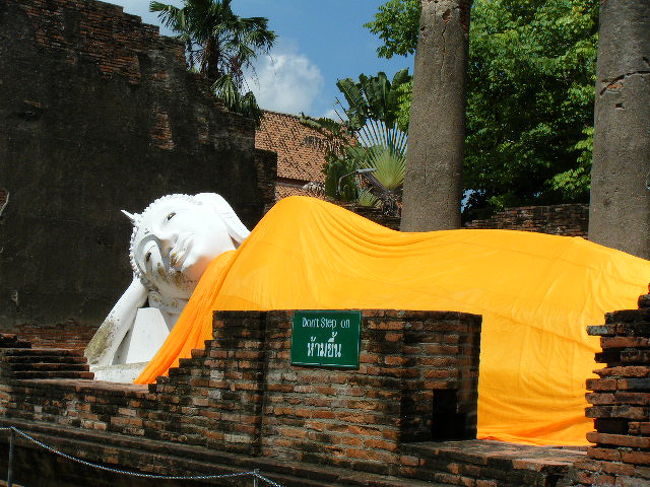 ワットヤイチャイモンコンにある、寝釈迦仏。