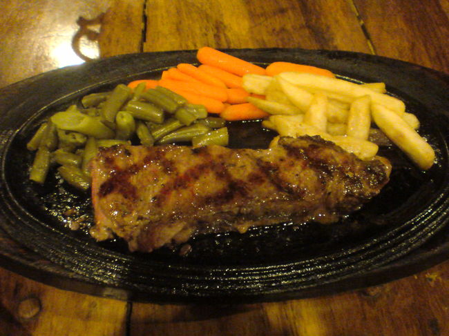 初日の夕食は、昨年は行き損なった「カントリーハウス」でステーキを。<br />９年前に初めてサイパンに訪れたときもここに寄ったのですが、当時はあまりインパクトがなかったお肉の味が上がっている気が・・・まあ、時間が経ちすぎているので記憶が曖昧になっている可能性は否めませんが(^^;)