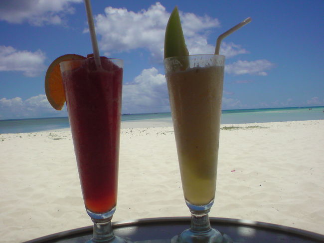 二日目の予定は午後のグロットシュノーケリングと夜のビーチバーベキュー。<br />午前中はフリーだったのでビーチでゆっくりと。午前中からカクテルを飲める喜び・・・まさに休日の特権ですね。
