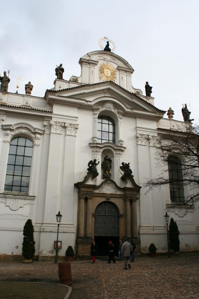 ストラホフ修道院到着！<br />13時までは昼休みのようで、開くまでしばし待機。<br /><br />それにしてもここまでの道は上り坂続きで辛かったです。