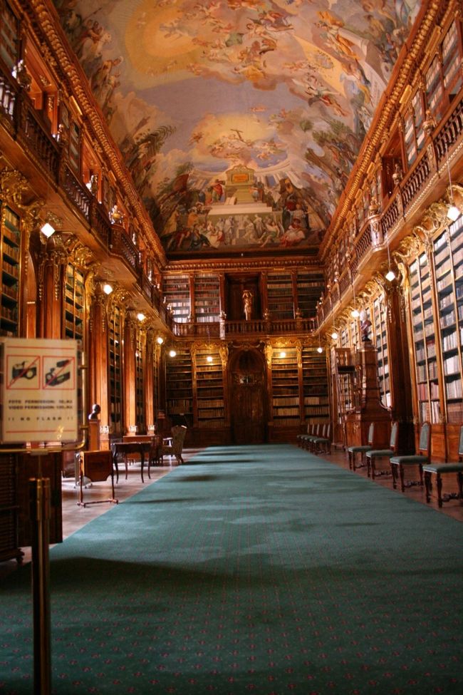 入場料は学割で50KC。<br />それとは別に、カメラの持ち込み料がプラス50KC。<br />どうしようか悩みましたが、<br />こんなにキレイな建物を撮らないわけにはいかず、<br />50KC払いました。