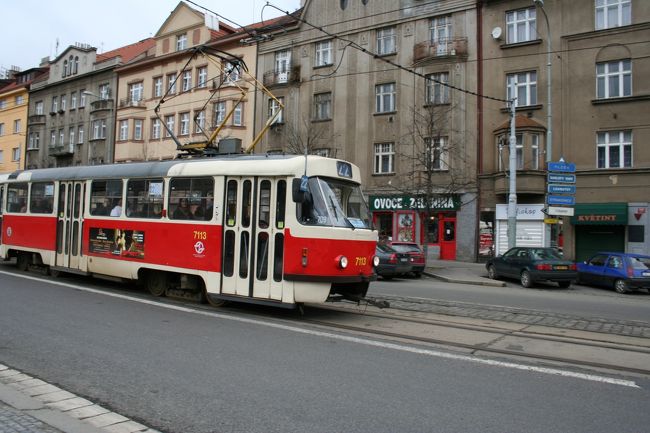 さて、次はいったん旧市街広場へ戻ります。<br /><br />歩くのはかなりダルイので、トラムを使うことに。<br />昨日買った24時間券もあるしね！