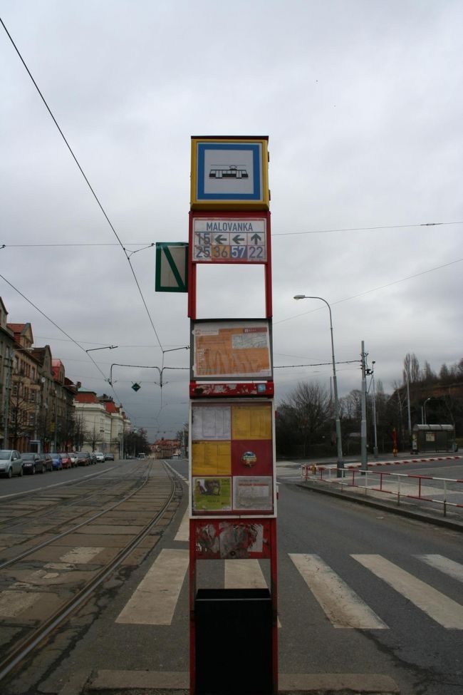 ストラホフ修道院からカレル橋付近へは、<br />22番のトラムに乗って行きます。<br />ブルタヴァ川が見えたら降りればＯＫ。<br /><br />このトラムの中で、初めて検札に遭遇しました。<br />取締りの厳しいと言われるポーランドですら<br />遭ったことなかったのに…！<br />「チケットプリーズ」と言われたので、昨日刻印した<br />24時間券を見せたらＯＫでした。<br />トラムに乗ったのに刻印しなかったから不審に思われたのかな？