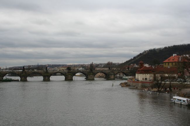 ブルタヴァ川が見えてきたので、マロストランスカー駅で下車。<br /><br />ここからのんびり歩いて旧市街広場へ行きます。<br />途中スペイン人の団体ツアーに遭遇。<br />川をバックに一人で自分撮りしていた私に、<br />親切にも「撮りましょうか？」と声を掛けてくれました。<br />お言葉に甘えて１枚撮ってもらいました。<br />人の親切が身に沁みる一人旅。