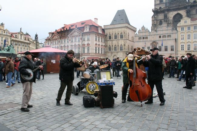 旧市街広場まで戻ってきました。<br />大道芸人が居たりして、朝よりも賑わっています。