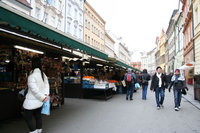 次はヴァーツラフ広場を目指します。<br /><br />途中にあった市場。