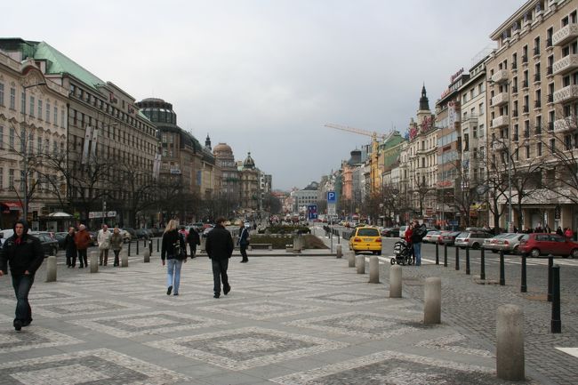 ブラブラ歩きながら、ヴァーツラフ広場到着〜！<br />広場というよりは、大通りです。<br />ここでビロード革命が行われました。