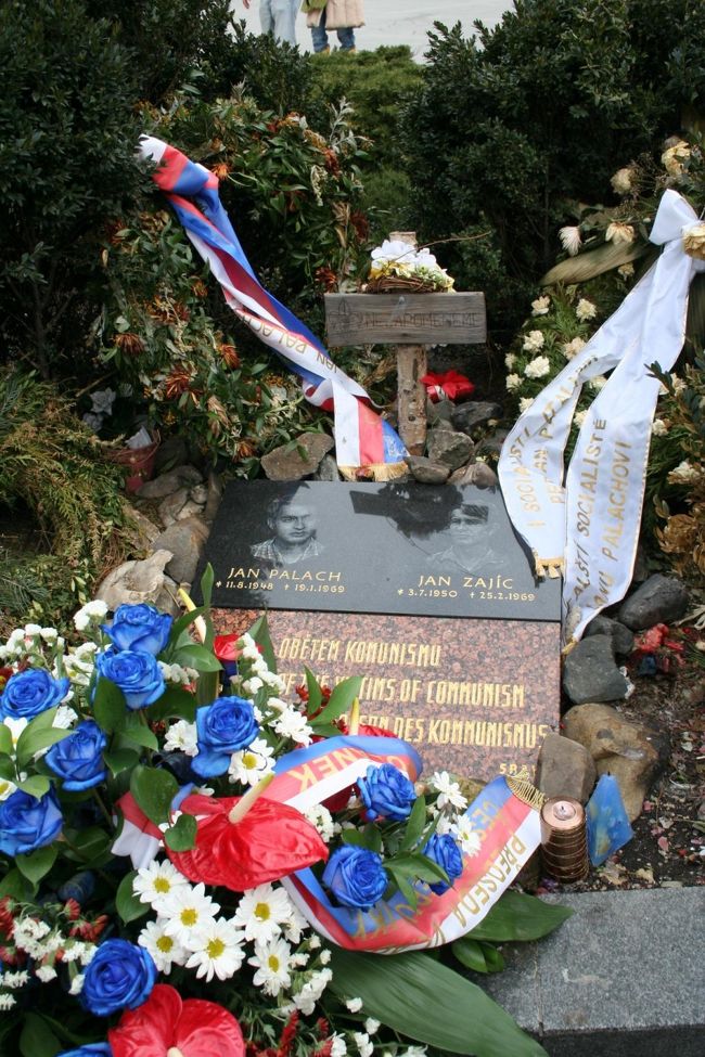 革命の記念碑。